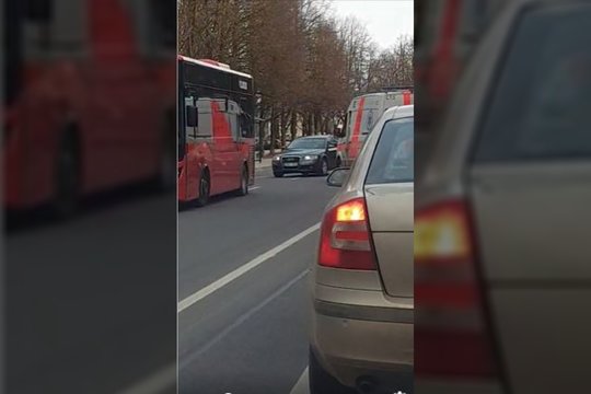 Chuliganai susipliekė gatvės viduryje – aršuolį sutramdė greitosios pagalbos medikas