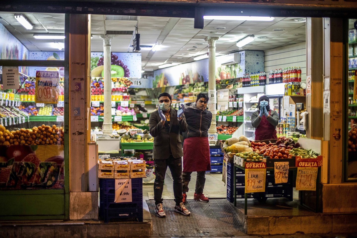 Ispanijoje virusas gyvybes glemžiasi dideliais grybšniais, per kelias savaites užsikrėtusiųjų skaičius gali išaugti iki 2,5 mln. „Lietuvos ryto“ korespondentė pasakoja, ką reiškia gyventi karantine šioje šalyje.<br>SIPA/Scanpix nuotr.