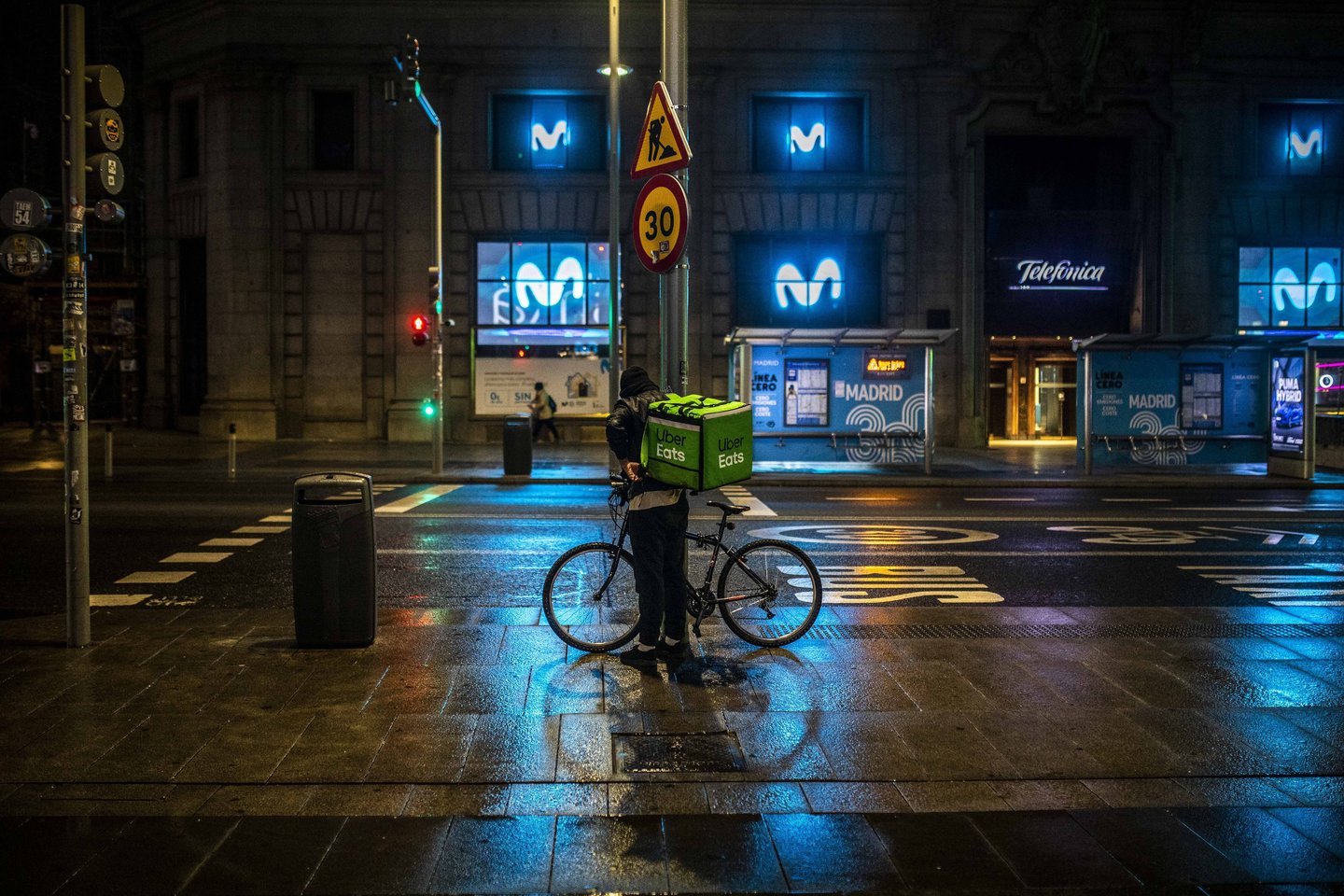 Ispanijoje virusas gyvybes glemžiasi dideliais grybšniais, per kelias savaites užsikrėtusiųjų skaičius gali išaugti iki 2,5 mln. „Lietuvos ryto“ korespondentė pasakoja, ką reiškia gyventi karantine šioje šalyje.<br>SIPA/Scanpix nuotr.