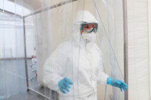 Koronavirusas plinta Lietuvoje toliau: infekuotų jau beveik 100, daugėja užsikrėtusių šeimose