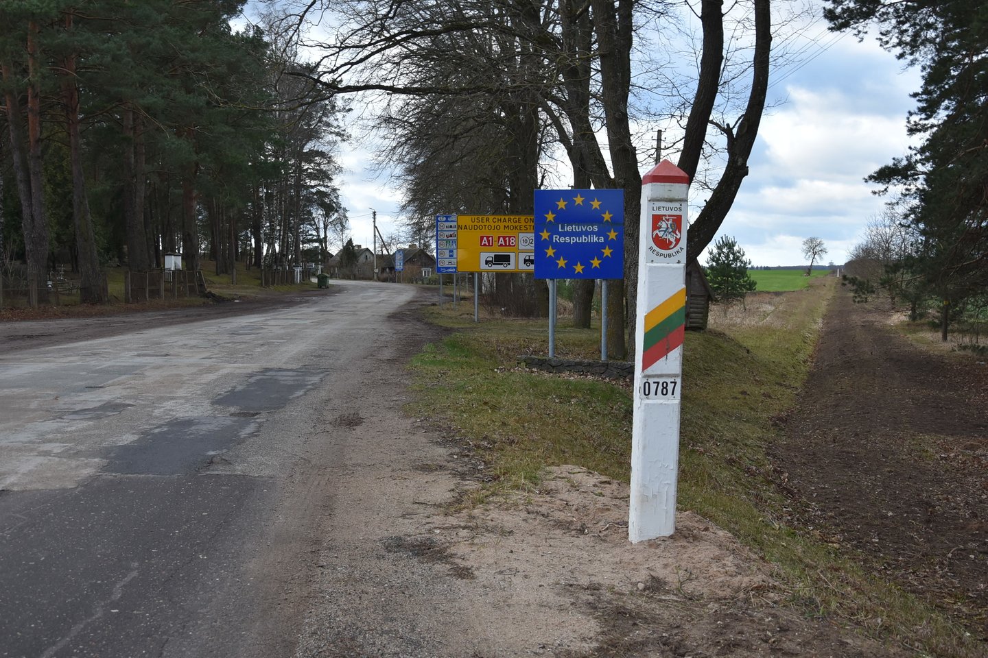 Posėdžio metu Vyriausybė nusprendė leisti iki kovo 26 d. asmenų, kurie grįžta į savo gyvenamąją vietą, tranzitą per Lietuvos teritoriją be būtinojo sustojimo.