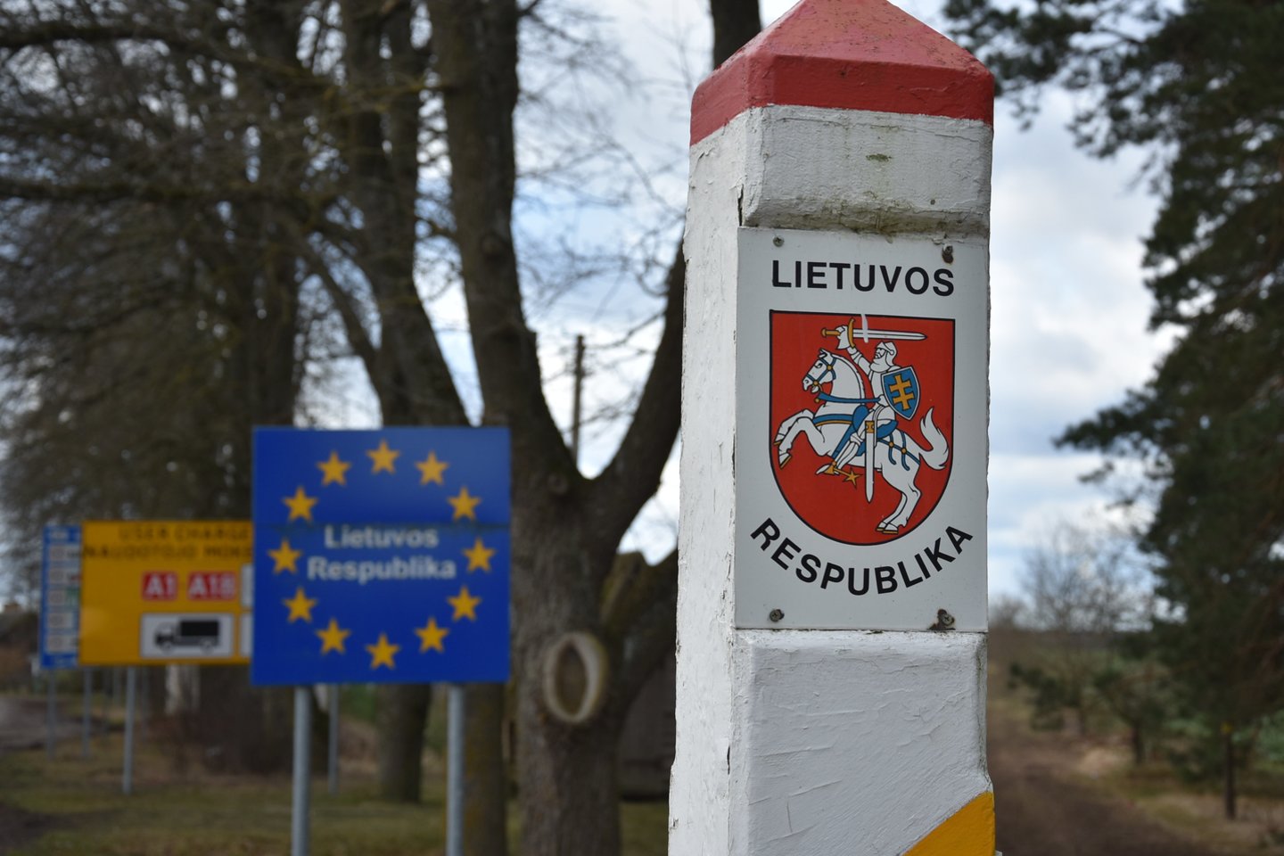 Posėdžio metu Vyriausybė nusprendė leisti iki kovo 26 d. asmenų, kurie grįžta į savo gyvenamąją vietą, tranzitą per Lietuvos teritoriją be būtinojo sustojimo.