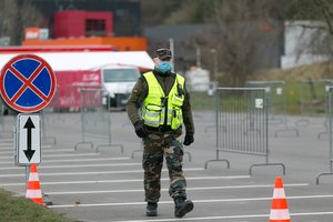 Vos dvi minutes trukusiame posėdyje Vyriausybė pratęsė užsieniečių tranzitą per Lietuvą