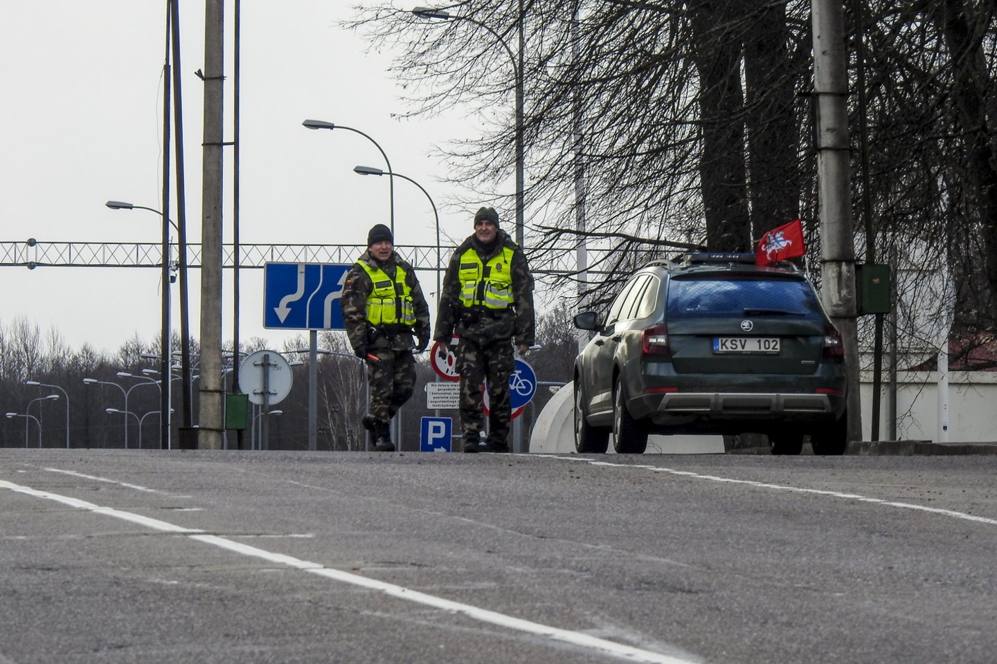 Posėdžio metu Vyriausybė nusprendė leisti iki kovo 26 d. asmenų, kurie grįžta į savo gyvenamąją vietą, tranzitą per Lietuvos teritoriją be būtinojo sustojimo.<br>V.Ščiavinsko nuotr.
