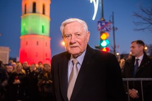 Galvą prieš medikus nulenkęs V. Adamkus kreipėsi į tautą: „Jeigu susiimsime, laimėsime prieš epidemiją“