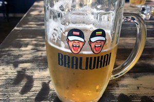 Latviai visaip bando žmones išlaikyti namuose – leista alkoholio prekyba internetu