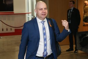 A. Veryga atkirto jį kritikuojančiai opozicijai: reikia jiems kažką parodyti, kai sėdi namuose be darbo