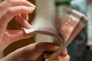 Europos akcijų indeksai vėl traukia žemyn