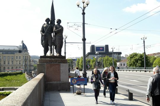 1985 m. mirė skulptorius, Žaliojo tilto Vilniuje skulptūrinės kompozicijos „Pramonė ir statyba“ autorius Napoleonas Petrulis.<br>V.Balkūno nuotr.