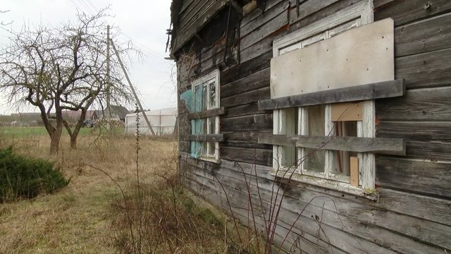 Nereikia ir koronaviruso: realybė Lietuvos kaimuose – užkaltos trobos ir griūvantys pastatai