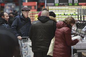 Lietuvos parduotuvėse – nauja tvarka: bus ribojami srautai, šeimos turės apsipirkti po vieną