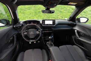 Šlovė automobilių mygtukams: panašu, jog lietimui jautriais ekranais dar nepakeis