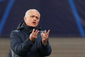 Futbolo treneris J. Mourinho neužsidarė namuose: padeda seneliams Londone