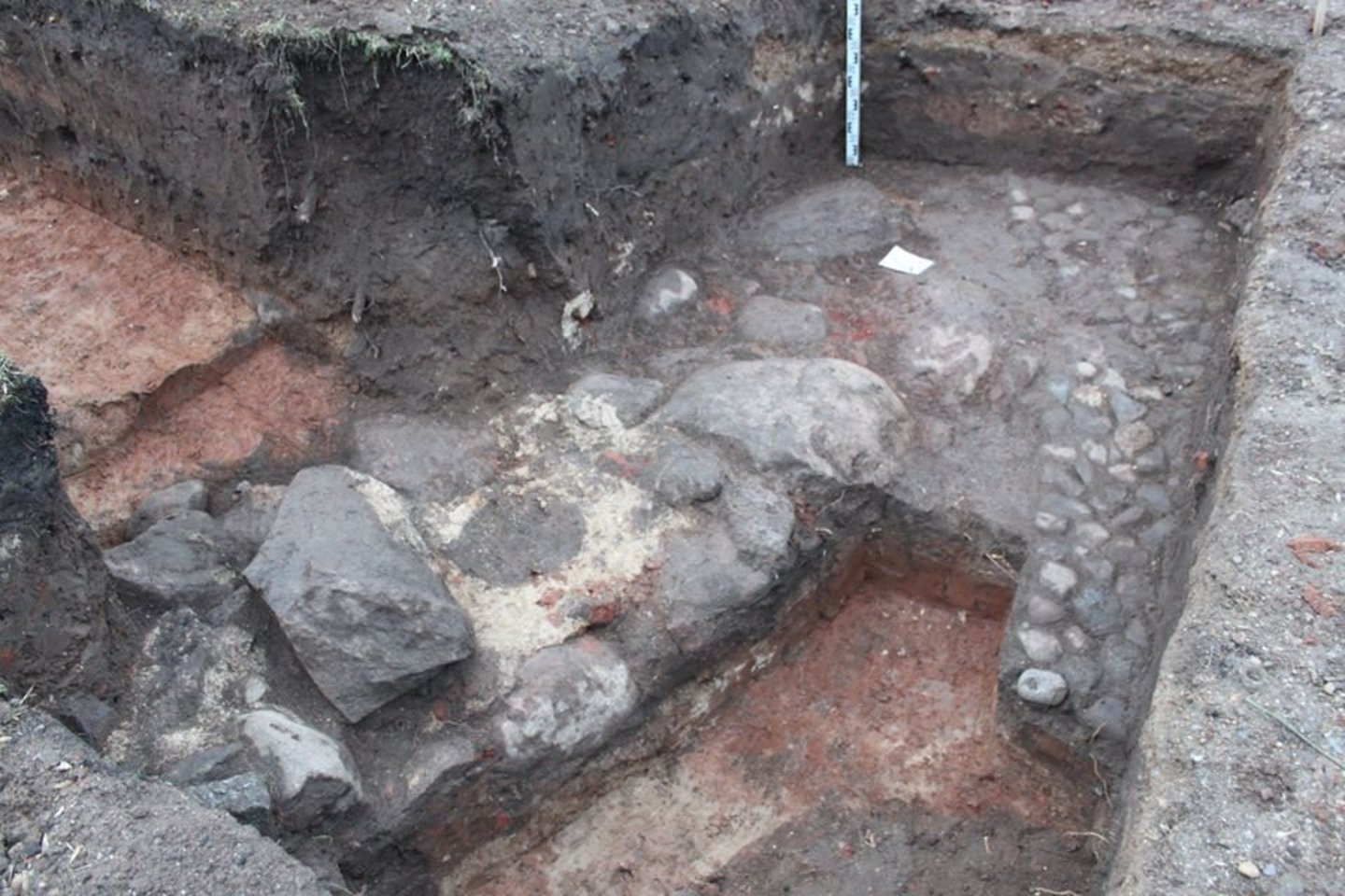 2019 m. archeologinių tyrimų metų Ukmergė piliavietėje surastos statinio liekanos.<br> KPD nuotr.