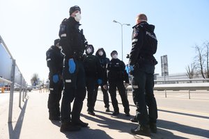 Vilniaus oro uoste sujudimas – pasitinkami grįžtantys iš užsienio, kurie bus priverstinai izoliuojami