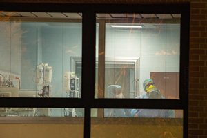 Į akistatą su mirtimi nuo koronaviruso stoję medikai ir ekspertai prabilo apie košmarišką dieną Ukmergėje