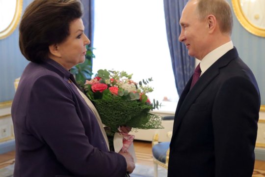 Garbės pilietės poelgis papiktino rusus: „Atlikusi šį savo vaidmenį ji aktyviai sudalyvavo šou“