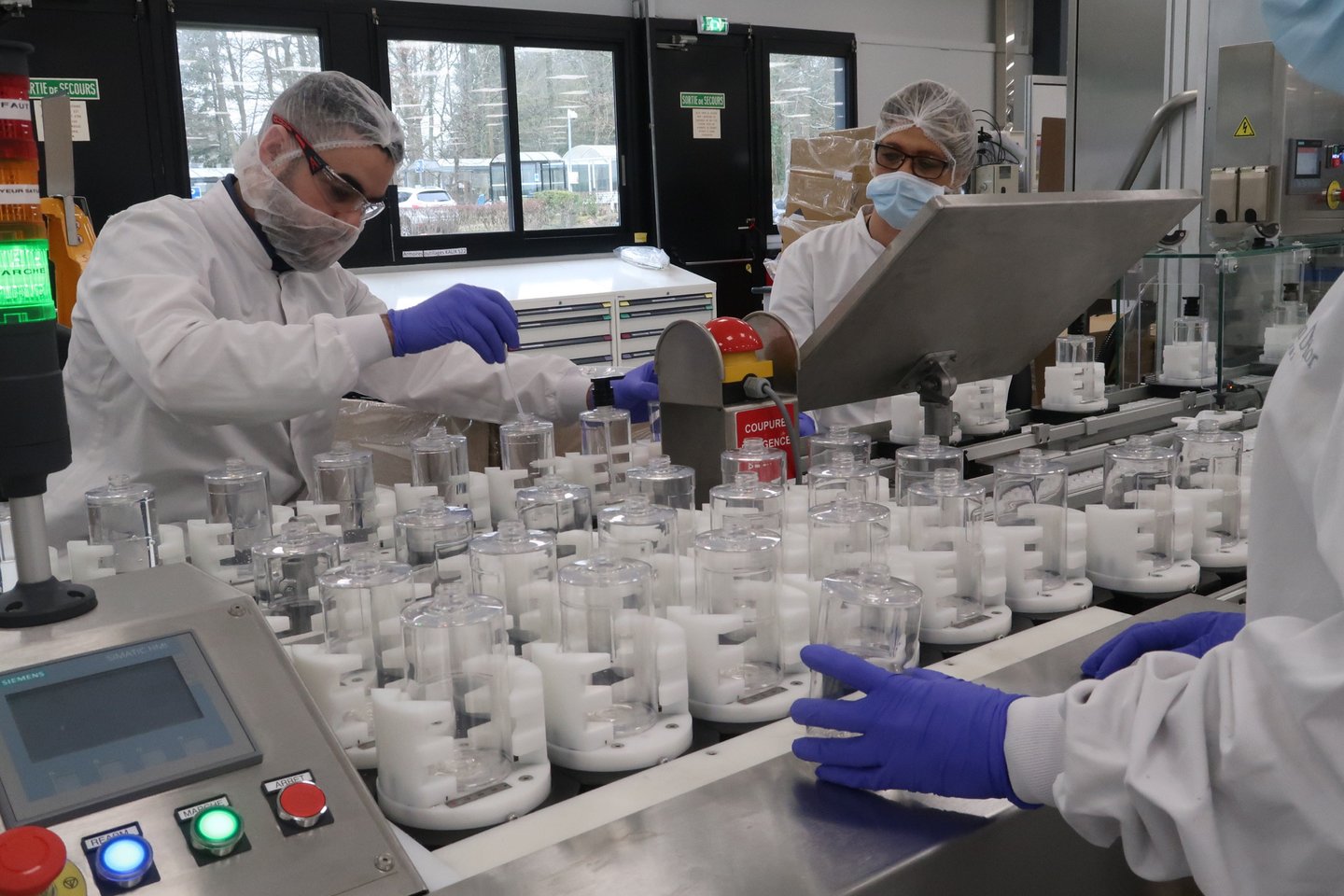 Trijose kvepalų ir kosmetikos gamyklose Prancūzijoje pradėtas gaminti dezinfekcinis rankų gelis.<br>AP/Scanpix nuotr.