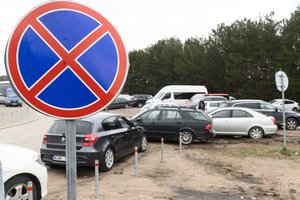 Parkavimas ne vietoje užtraukia ne tik kaimynų nemalonę – kur automobilio statyti nederėtų?