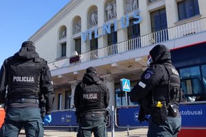 Policija jau tramdo atsisakančius prievarta karantinuotis, dalis izoliuojamų nepastovi ant kojų