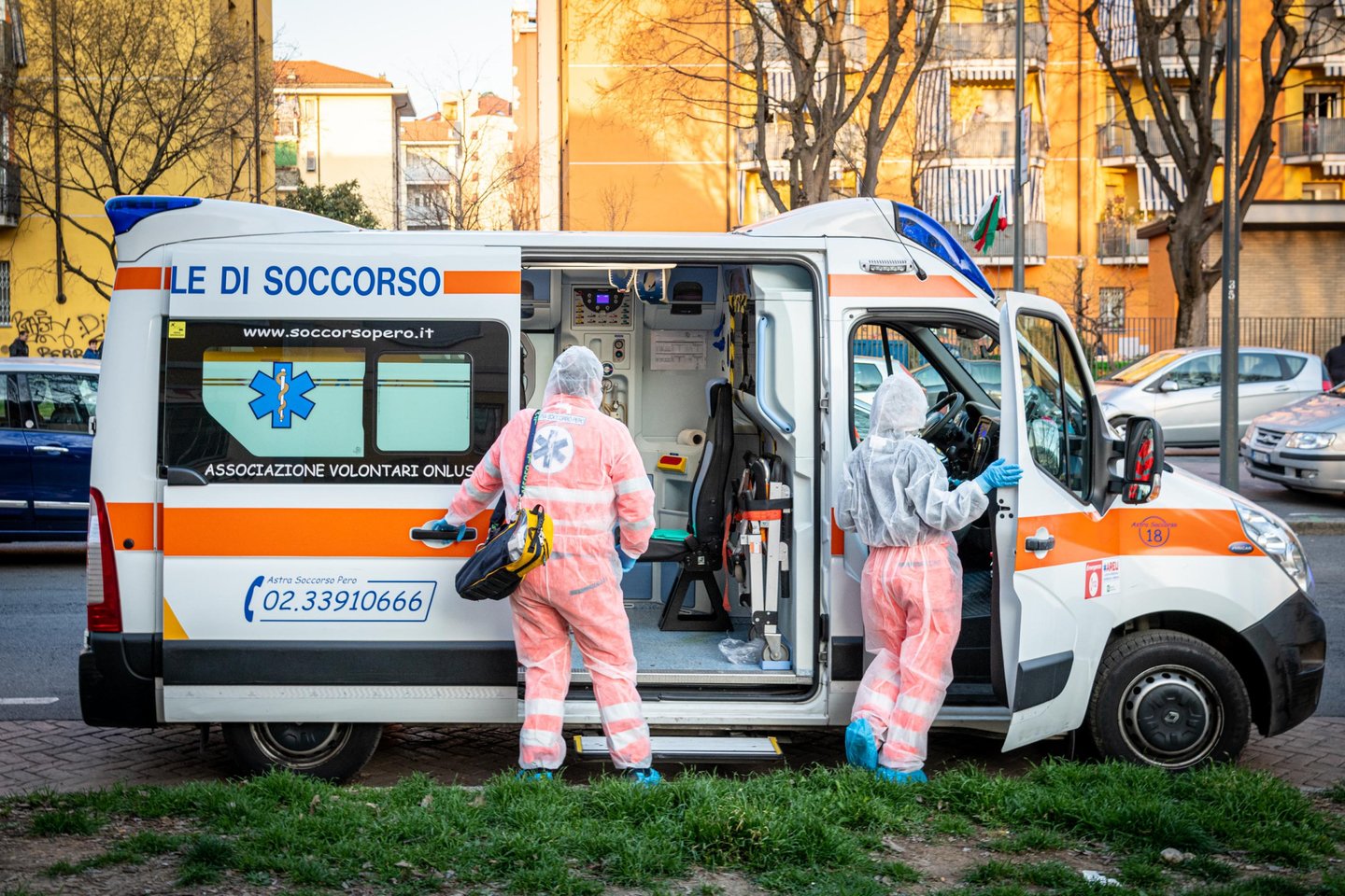 Italijoje buvo dar labiau sugriežtintos karantino sąlygos, tačiau šių priemonių rezultatų vyriausybei dar reikės palaukti. Kol kas dauguma koronaviruso aukų miršta net nespėjusios pakliūti į ligonines.<br> Scanpix nuotr.