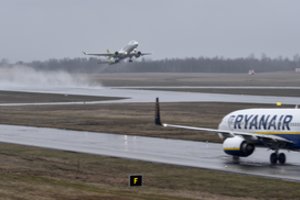 „Ryanair“ ruošiasi neskraidyti iki pat birželio, „Wizz Air“ turi vilčių pakilti anksčiau