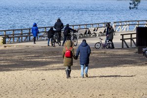 Namuose įstrigsime ilgam: siūlo drausti vaikų žaidimus aikštelėse, riboti apsilankymus parkuose