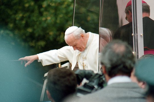 1990 m. – Jonas Paulius II kreipėsi į tikinčiuosius, prašydamas melsti Dievo pagalbos, kad Lietuvos reikalai išsispręstų teisingai ir taikiai.<br>J.Staselio nuotr.