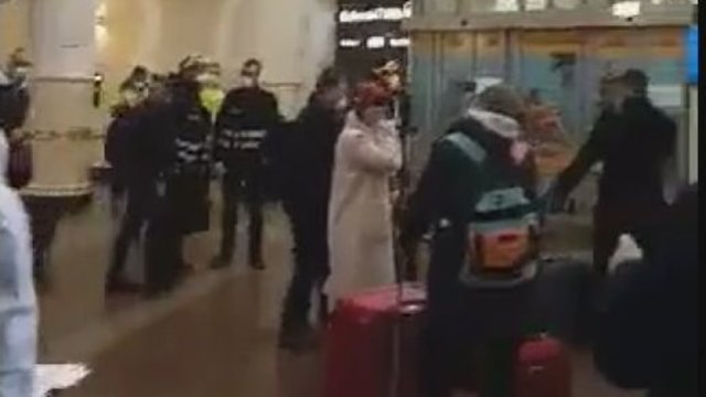 Nufilmavo, kas Vilniaus oro uoste pasitinka atvykstančius keleivius