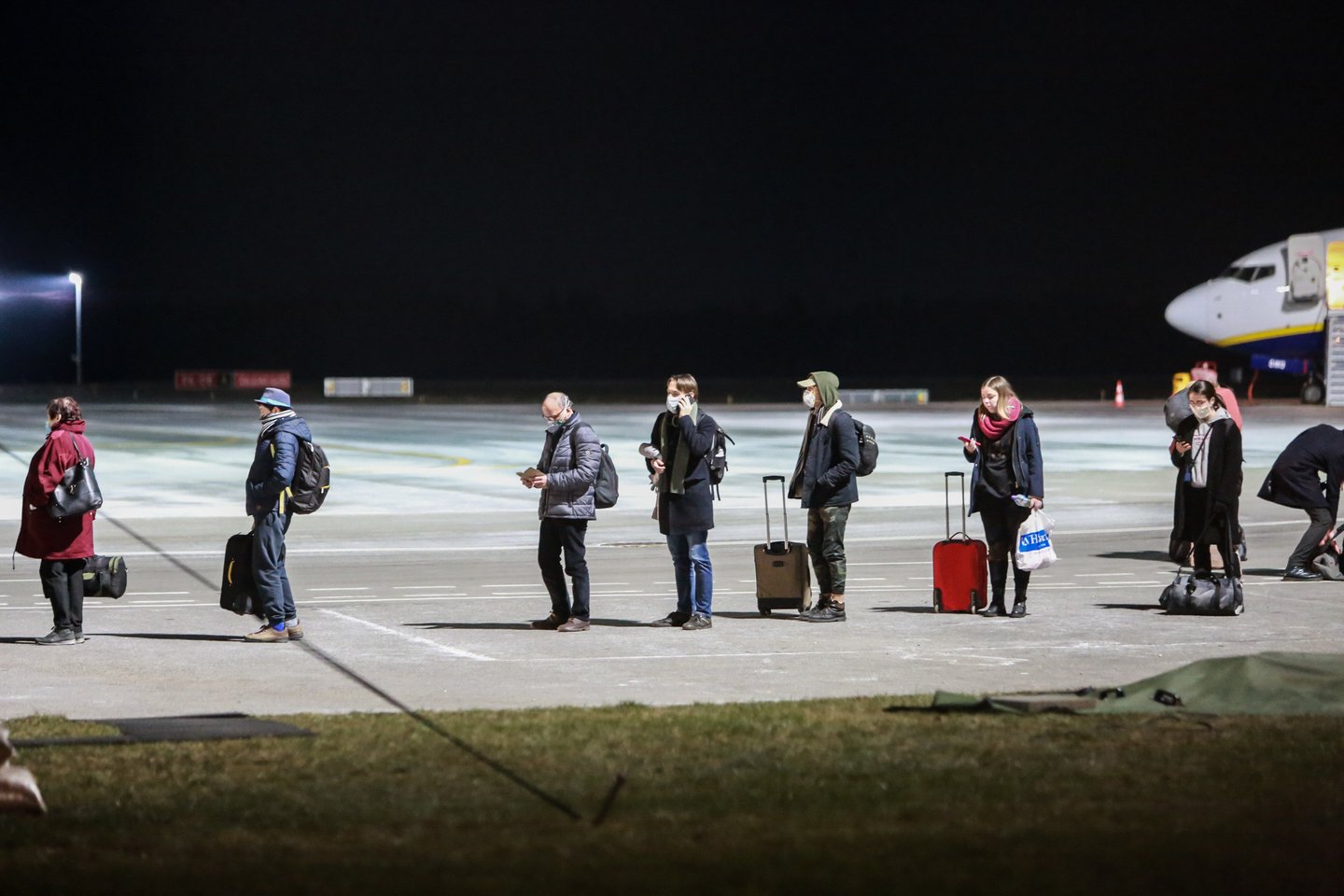 Policija su specialistais žmones pasitiko ir Kauno oro uoste.<br>G.Bitvinsko nuotr.