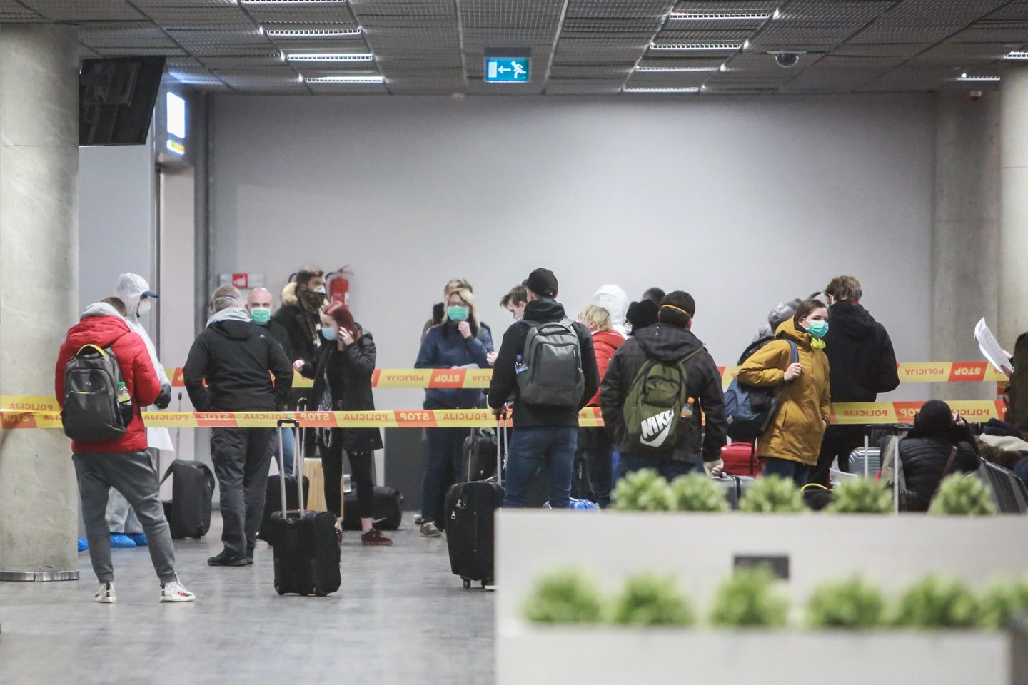 Policija su specialistais žmones pasitiko ir Kauno oro uoste.<br>G.Bitvinsko nuotr.