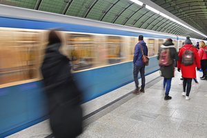 Sulaikytas bilietų automatą laižęs vyras: tikėjosi taip paskatinti koronaviruso plėtrą