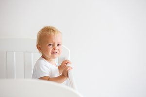 Tėvai raginami pasirūpinti, kas prižiūrės jų vaiką, jei jie susirgs koronavirusu