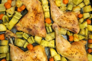 Orkaitėje su daržovėmis kepti vištų ketvirčiai: paprasta, nebrangu, spalvinga ir gardu