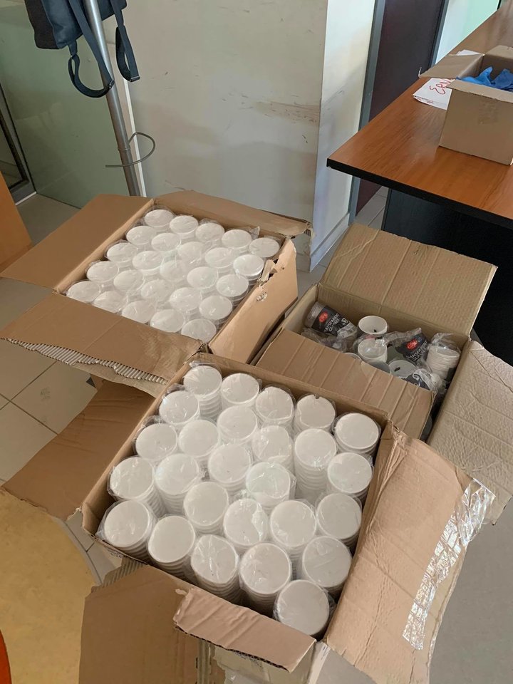 Atsiliepdami į prašymą padėti gauti vienkartinių puodelių ligoninėms, pirmadienį Vilniaus Santaros klinikoms jie pristatė 77 tūkstančių vienetų puodelių.<br> Pr. siuntėjų nuotr.