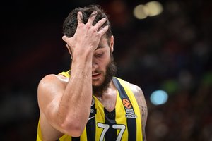 „Fenerbahce“ ekipą kaip reikiant smaugia koronavirusas – patvirtinti dar du teigiami tyrimai
