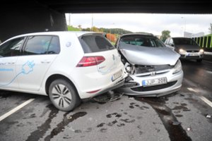 Draudikai pataria, kaip elgtis patekus į eismo įvykį karantino metu