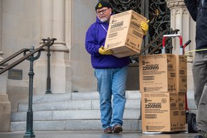 Pasakėlės iš rūsio: Vašingtono katedra atkasė 5 tūkst. respiratorių