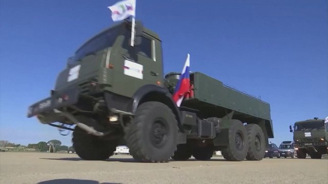 Rusijos siunčiama pagalba pasiekė Italiją: kariniai sunkvežimiai pilni taip trūkstamos įrangos