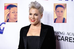 Karantine laiką leidžianti Pink nusirėžė plaukus: parodė rezultatą