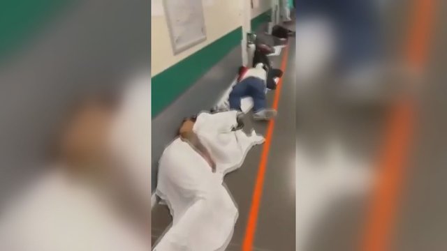 Šokiruojantys vaizdai iš Ispanijos ligoninės: koronaviruso nualinti žmonės guldomi ant grindų