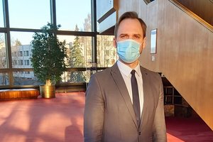 Vietoj puošnių suknelių operos premjerai  LNOBT siuvykloje – melsvos apsauginės kaukės