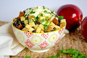 Keptos duonos, pupelių ir sūrio mišrainė – viena mėgstamiausių