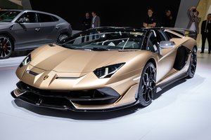 Naujoko nesėkmė: dėl darbuotojo kaltės „Lamborghini“ privalės taisyti 26 brokuotus „Aventador SVJ“ 