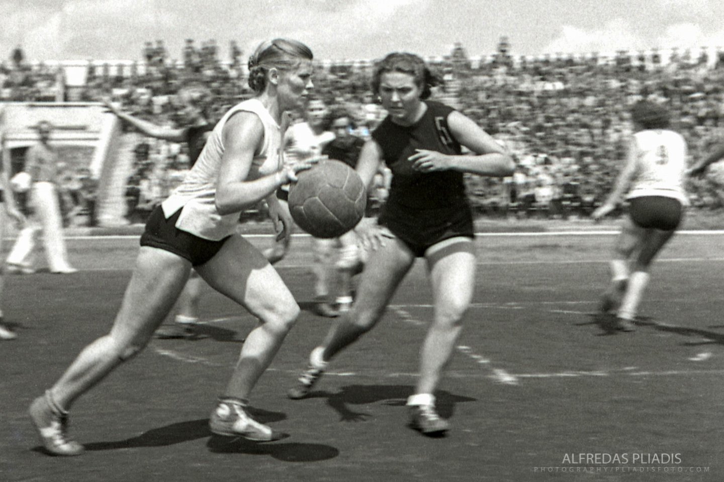 Moterų krepšinis Vilniaus „Žalgirio“ stadione (1950 m.)<br> A.Pliadžio nuotr.