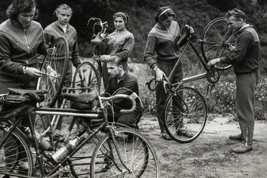  Pasirengimas dviračių lenktynėms (1960 m.)<br> A.Pliadžio nuotr.