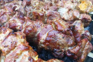 Jeigu kepti šašlykus, tai tik tokius: geresnio recepto kol kas neradau