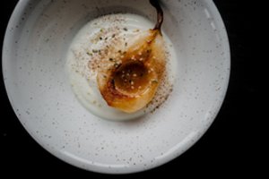 Kepta kriaušė su medumi: sveikas desertas, dėl kurio pirštus apsilaižys ir dideli, ir maži