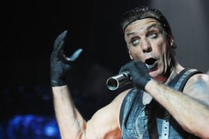 Grupės „Rammstein“ lyderio Tillo Lindemanno gyvybei buvo iškilęs pavojus: serga koronavirusu
