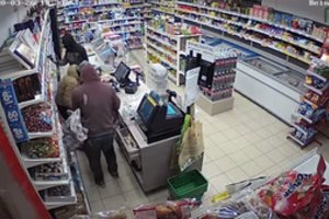 Paviešino unikalius parduotuvės apiplėšimo kadrus: plėšikai rinkosi alkoholį ir pinigus